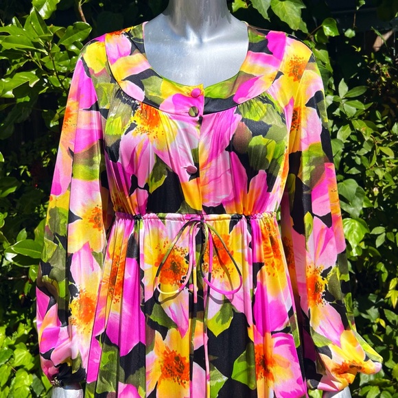 1970s Vanity Fair Elegant Floral Nightgown/Dress - Picture 5 of 7